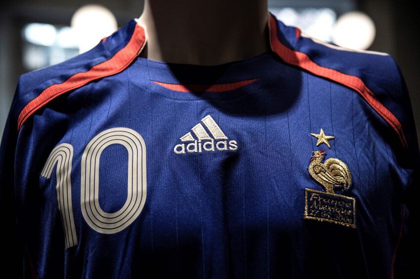 
    Camiseta de la selección francesa de fútbol usada por Zinedine Zidane durante el partido amistoso entre Francia y México el 27 de mayo de 2006. (Foto por MARCO BERTORELLO / AFP)
   