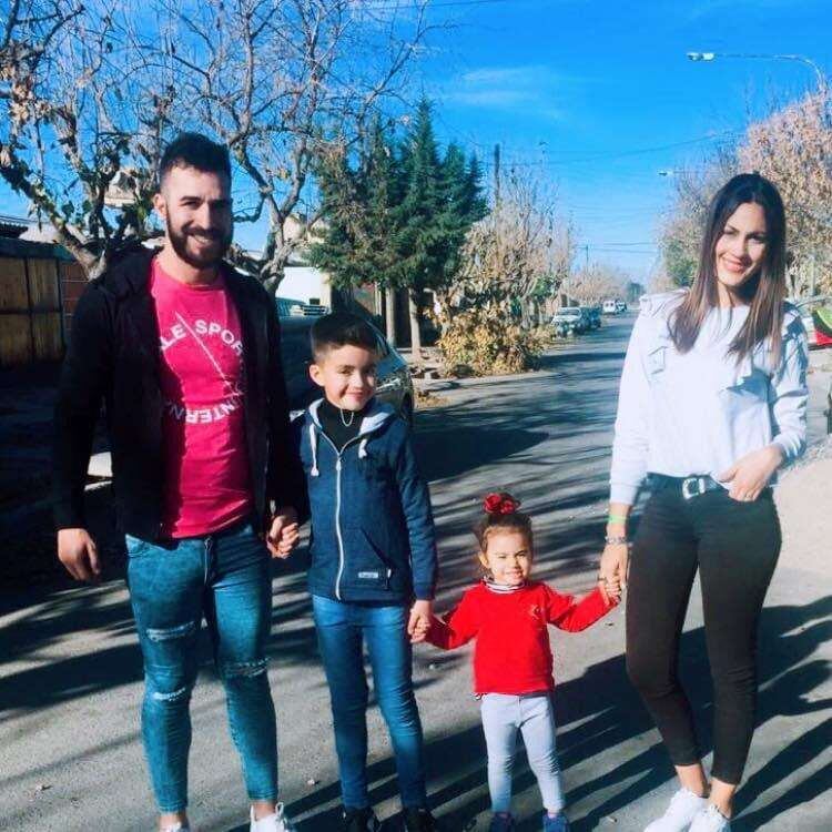 
En familia. Jesús no ve la hora de volver ver a su esposa Daiana y a sus hijos. FOTOS  | Gentileza
   