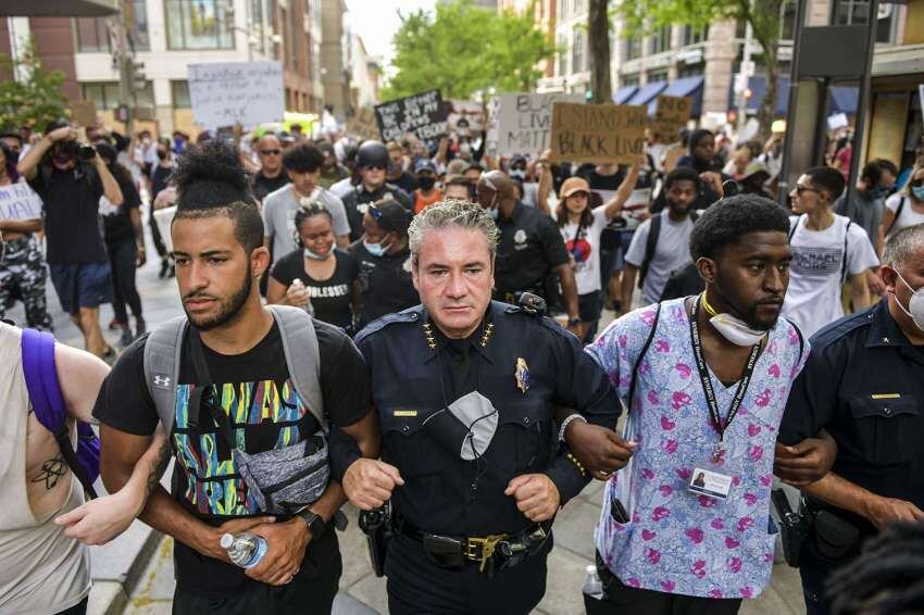 
AFP | El jefe de policía de Denver Paul Pazen se une a las personas que protestan por la muerte de George Floyd.
   