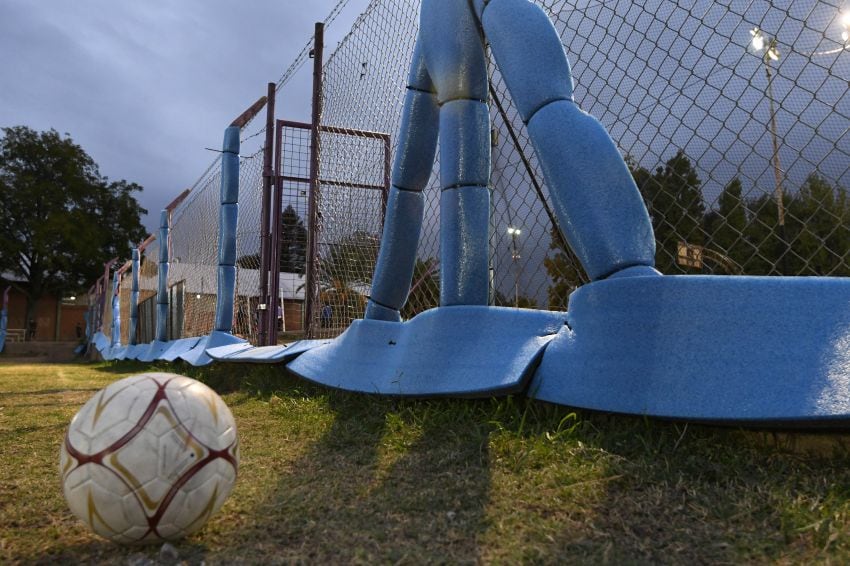 
El alambrado de la cancha posee un material de protección similar al de las colchonetas. | José Gutiérrez / Los Andes
   