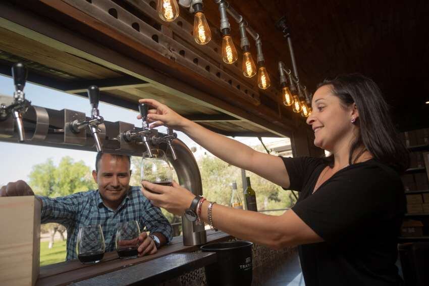 
Enoturismo. La experiencia de los visitantes de la bodega fue uno de los puntos que destacó a la empresa mendocina sobre el resto. | Ignacio Blanco / Los Andes
   