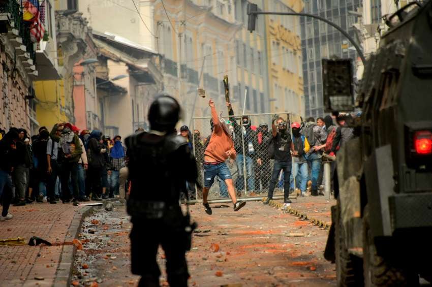 
La Policía de Ecuador se enfrentó a manifestantes en Quito que reclamaban por el fuerte aumento en los combustibles | AFP
   