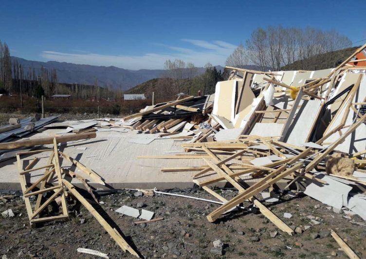 
    En ruinas. La casa de Ignacio Dalla quedó destruida en setiembre pasado tras el paso del Zonda.
   