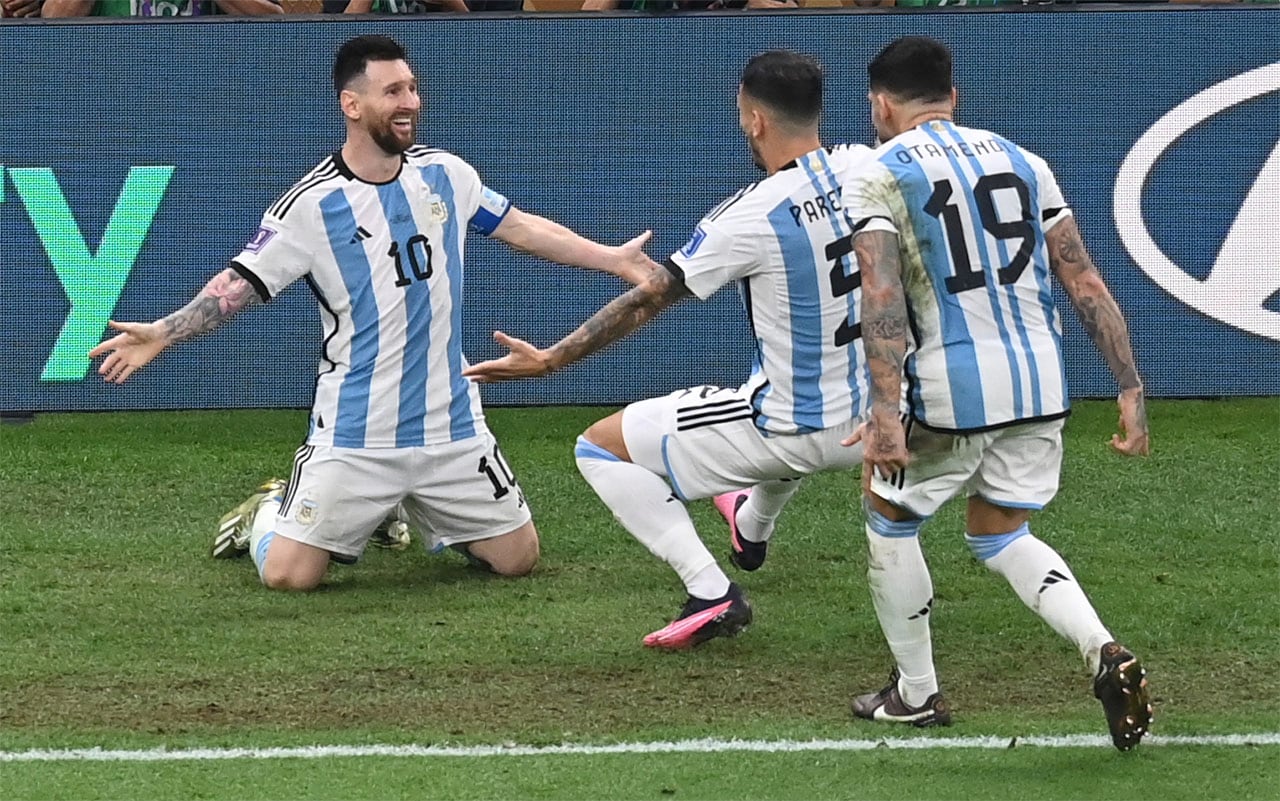 Lusail (Qatar), 18/12/2022.- Lionel Messi (L) of Argentina celebrates after scoring the 3-2 goal during the FIFA World Cup 2022 Final between Argentina and France at Lusail stadium, Lusail, Qatar, 18 December 2022. (Mundial de Fútbol, Francia, Estados Unidos, Catar) EFE/EPA/Georgi Licovski
