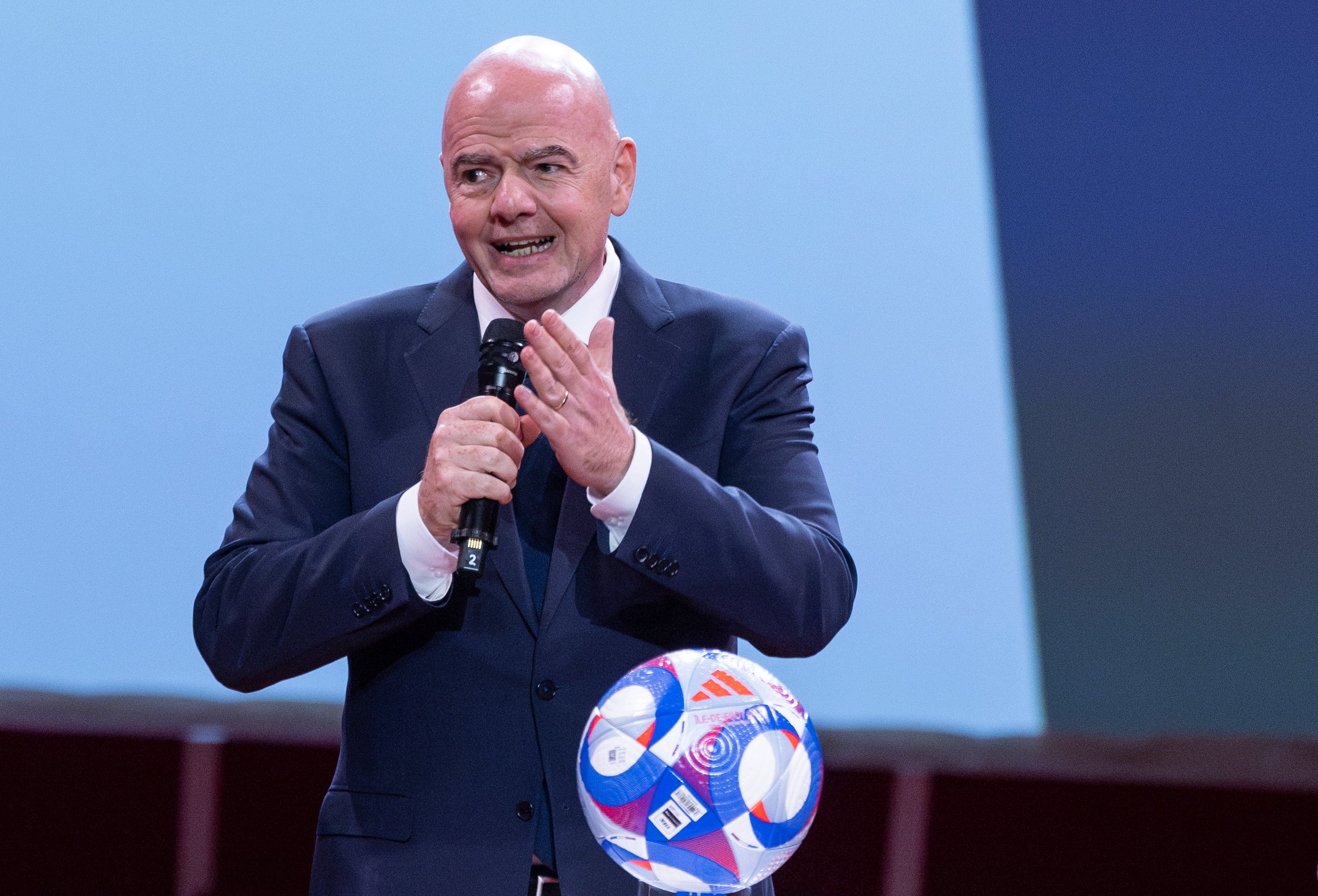 El presidente de la FIFA, Gianni Infantino, se dirige al público durante la Cumbre del Deporte para el Desarrollo Sostenible en los Juegos Olímpicos de París, el jueves 25 de julio de 2024 en el Carrusel del Louvre en París, Francia. (Andre Pain, Pool vía AP)