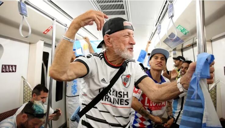 Walter, alentando en el metro de Doha.