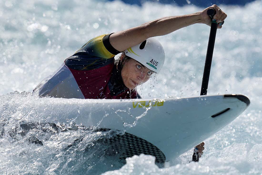 Jessica Fox de Australia compite en el C1 femenino de Canoa Slalom