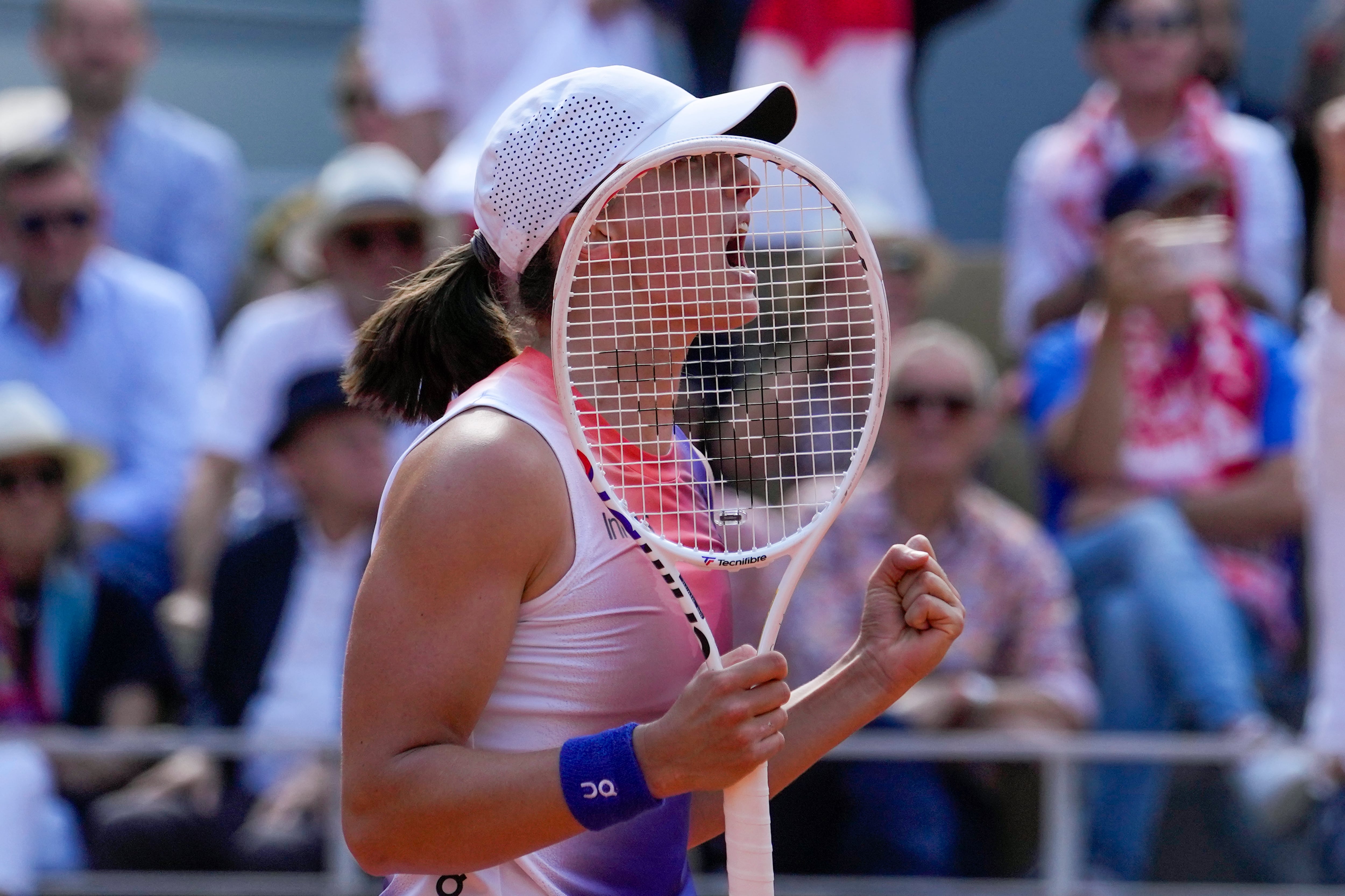 La polaca Iga Swiatek celebra su victoria en su partido de semifinales del torneo de tenis del Abierto de Francia contra la estadounidense Coco Gauff en el estadio Roland Garros de París, el jueves 6 de junio de 2024. (AP Foto/Thibault Camus)