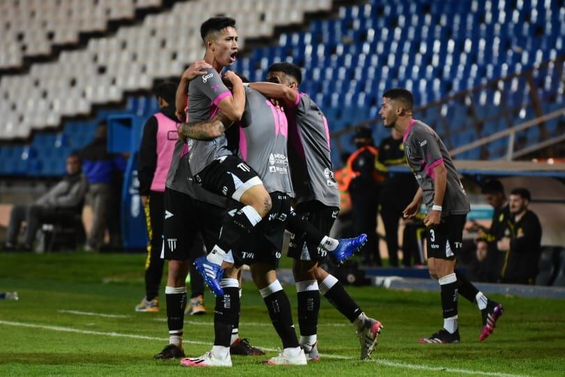 Todos los abrazos caen sobre Juncos, que volvió al gol en su retorno a las canchas tras las lesiones. 