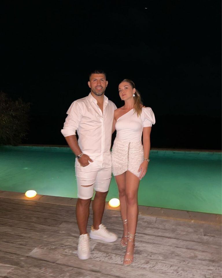 El Kun y la hermana de un ex jugador argentino subieron el mismo contenido en redes sociales.