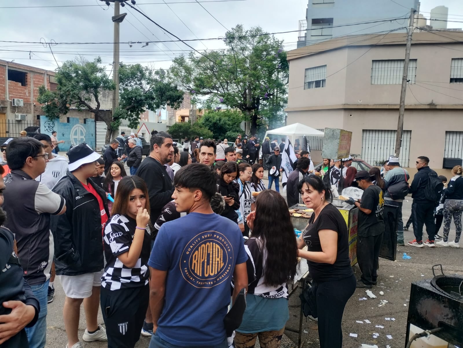 Más de 5000 hinchas del Lobo coparon la provincia de Córdoba. Impresionante. / Los Andes.