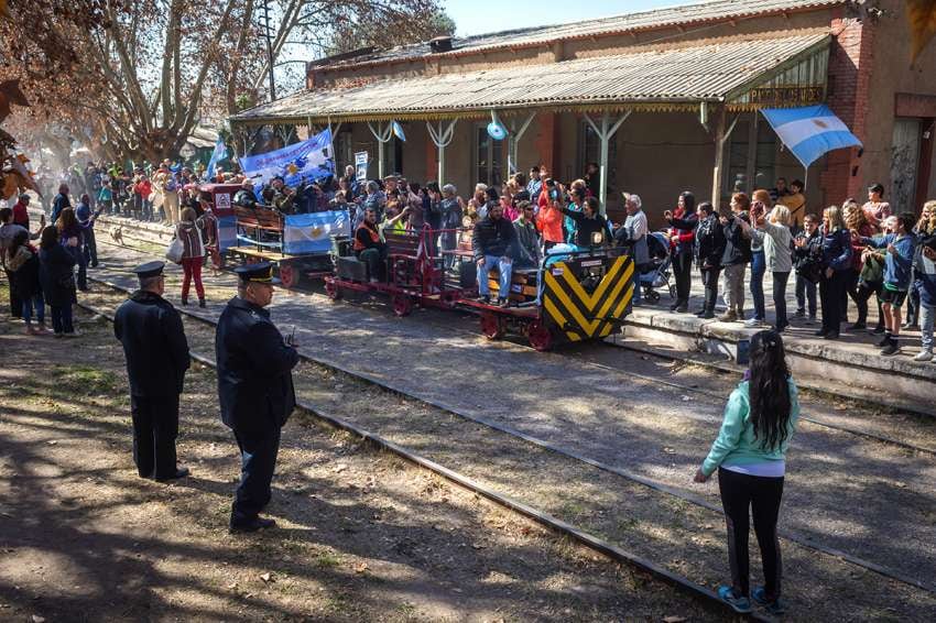 
Vecinos, autoridades, ex combatientes y hasta actores fueron parte de un simulacro que todos quieren que se haga realidad. | Ignacio Blanco / Los Andes
   