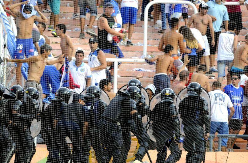 
    Tombinos. Hace un par de años, hinchas de Godoy Cruz protagonizaron cruces violentos con sus pares de Independiente.
   