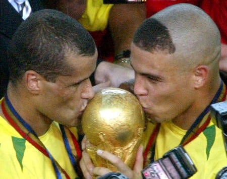  Ronaldo besa la copa junto a Rivaldo, en el Mundial 2002