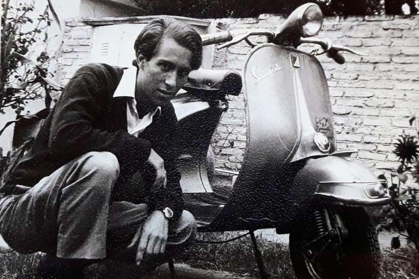 
Juventud. La Vespa 200, modelo 56, junto a D’Angelo en los años en que estudiaba en Córdoba | Gentileza
   