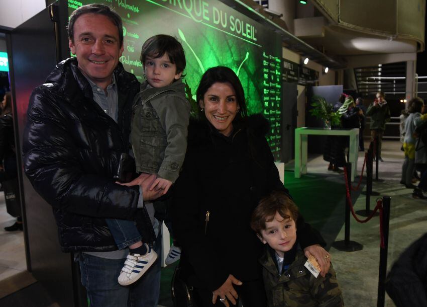 
Fernando Gabrielli, Sol Castilla y sus hijos Francisco y Valentino. |
   