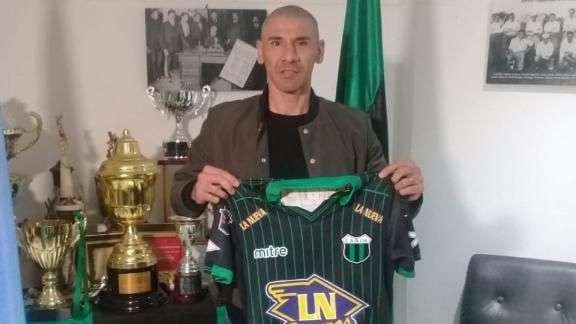 
    Solidez. El “Cata” Díaz decidió volver al país a sus 40 años; jugará con la camiseta de Nueva Chicago
   