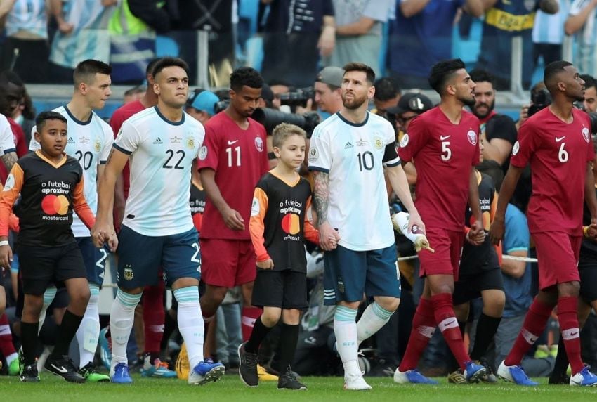 
Tomás, junto a Messi, en el último partido de Argentina contra Qatar. | AP
   