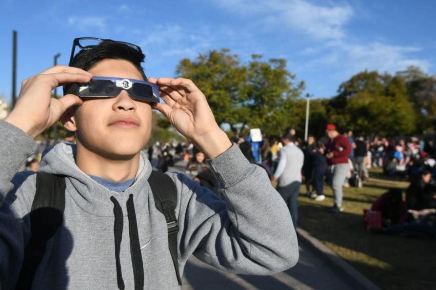 
    Mendocinos y turistas disfrutan a pleno el eclipse. / José Gutiérrez
   