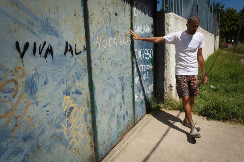 Gil Pereg, afuera del predio donde vivía en Guaymallén y enterró a su mamá y tía tras asesinarlas (Foto archivo Los Andes)