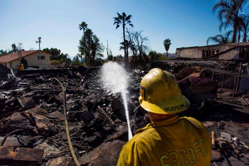 
Los bomberos no dan abasto para todos los focos de incendio que no cesan en California | AFP
   