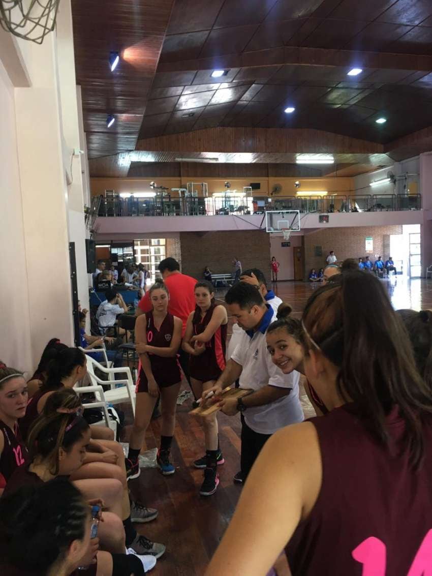 
    El plantel de básquet femenino junto al DT Luis Vázquez. / Gentileza Pablo Anastasi.
   