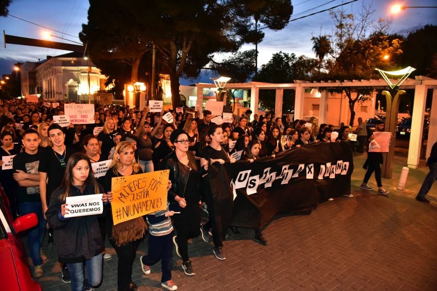 
Los manifestantes se congregaron en el Paseo de la Patria para repudiar el hecho. | Patricio Caneo / Los Andes
   