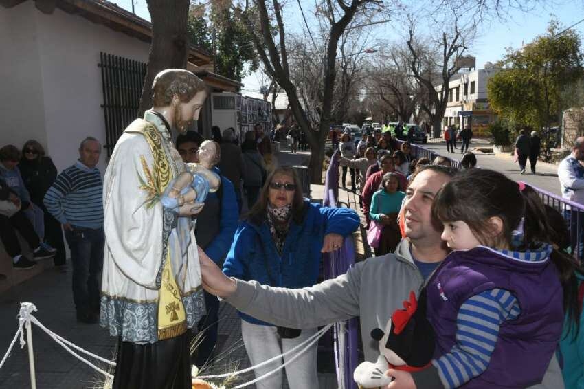 
Cada 7 de agosto miles de fieles de San Cayetano acuden a los templos | José Gutierrez / Los Andes
   