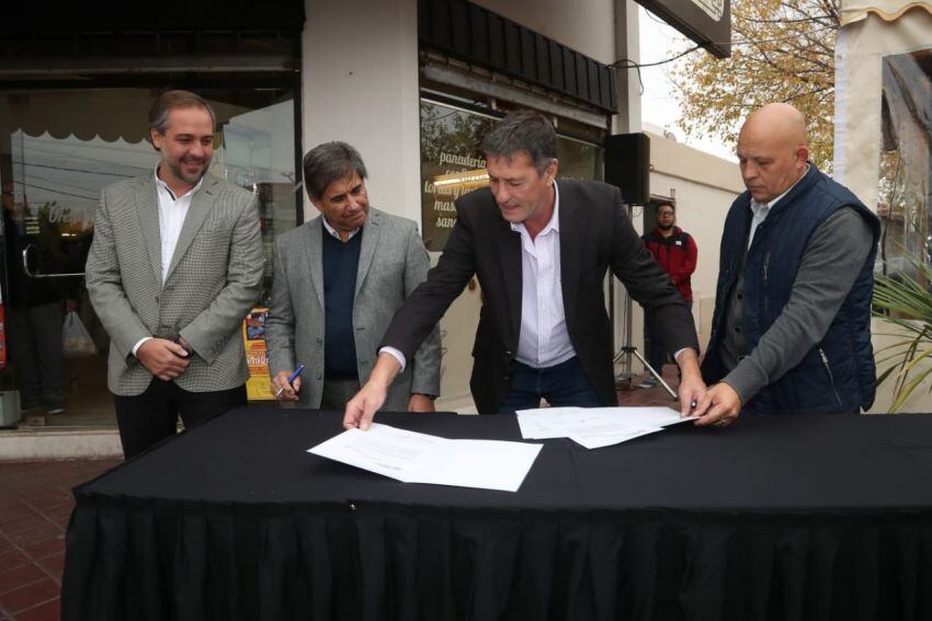 
En Maipú. Bermejo ayer anunció que arreglará el carril Maza. | Los Andes
   