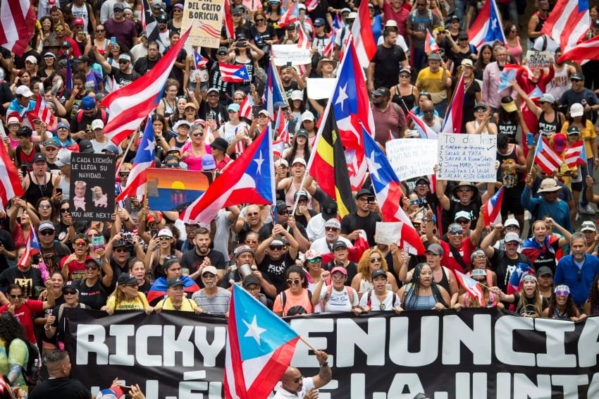 
Anuncio. Miles de personas celebraron frente a la residencia del gobernador en el Viejo San Juan, tras la renuncia de Ricardo Rosselló | AP
   