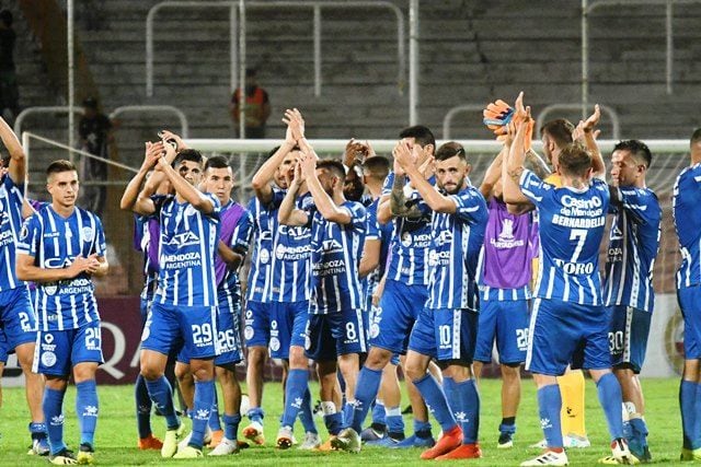 
    Los jugadores de Godoy Cruz fueron reconocidos por sus hinchas, quienes los despidieron con aplausos. / José Gutiérrez (Los Andes).
   