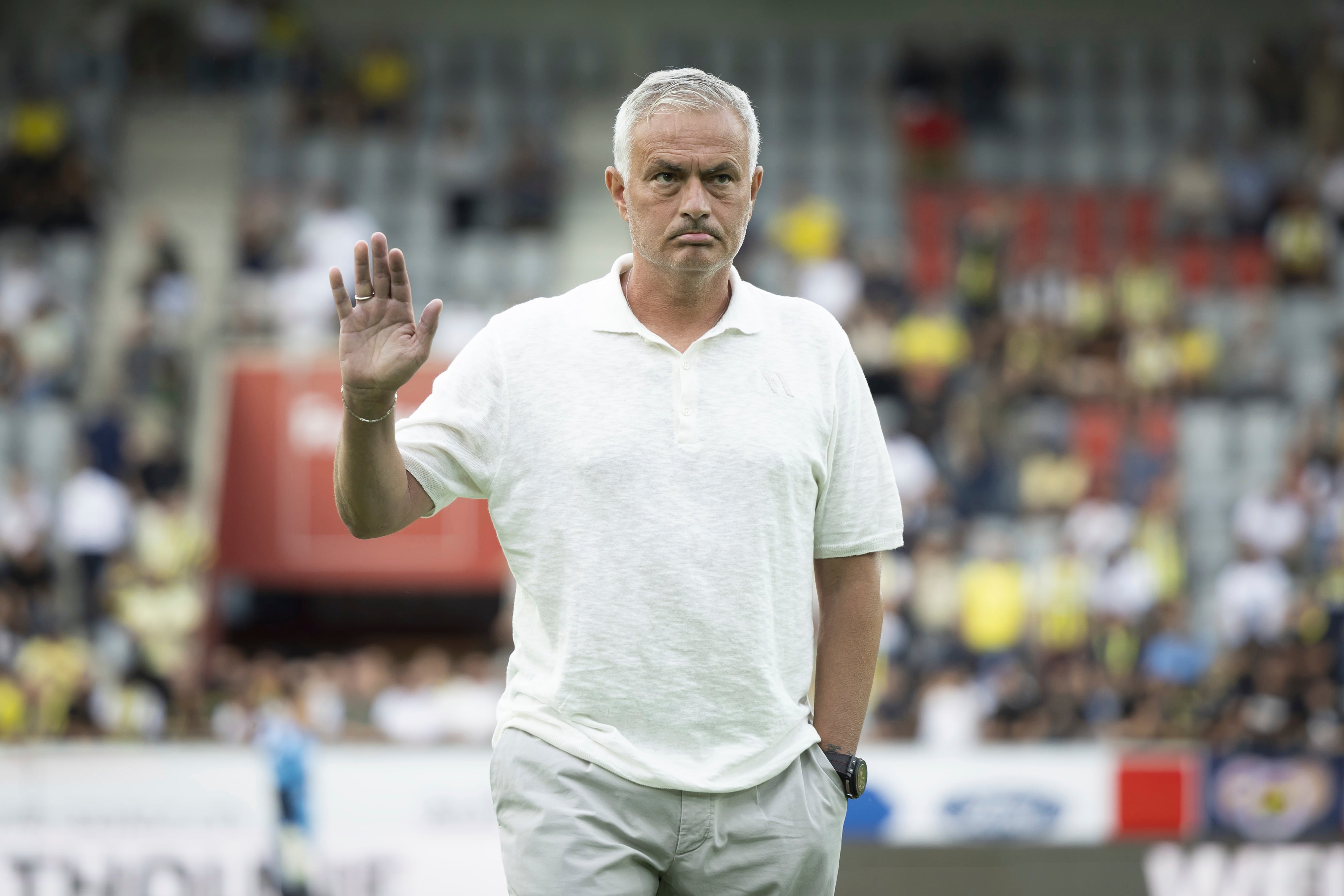 El entrenador del Fenerbahçe, José Mourinho, saluda antes del partido de ida de la segunda ronda de clasificación de la Liga de Campeones de la UEFA entre el FC Lugano de Suiza y el Fenerbahçe de Estambul de Turquía en el Stockhorn Arena en Thun, Suiza, el martes 23 de julio de 2024. (Peter Klaunzer/Keystone vía AP)