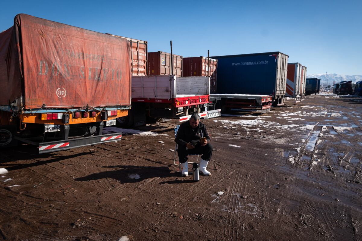 Camiones en la zona de la refinería, Lujan de Cuyo. El Sistema Integrado Cristo Redentor se encuentra cerrado debido a las malas condiciones climáticas y a la acumulación de nieve en la ruta internacional 7 a la altura de la Curva de la Soberanía y Las Cuevas 
Cordón del Plata totalmente nevado.

Foto: Ignacio Blanco / Los Andes