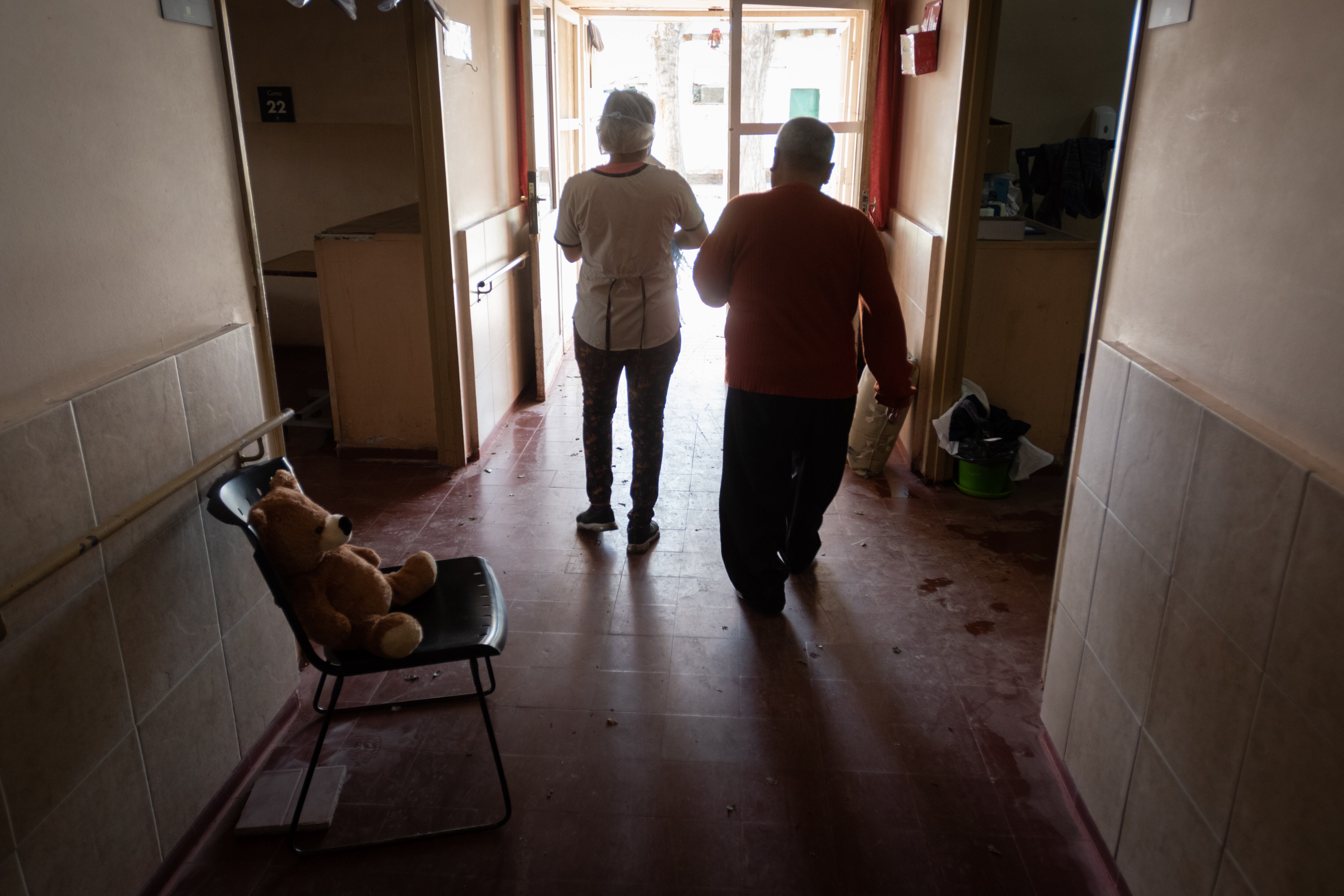 En el hospital Gahilac. la intensidad de la lluvia derivó en la rotura de techos de algunos sectores de los pabellones de internación geriátrica.