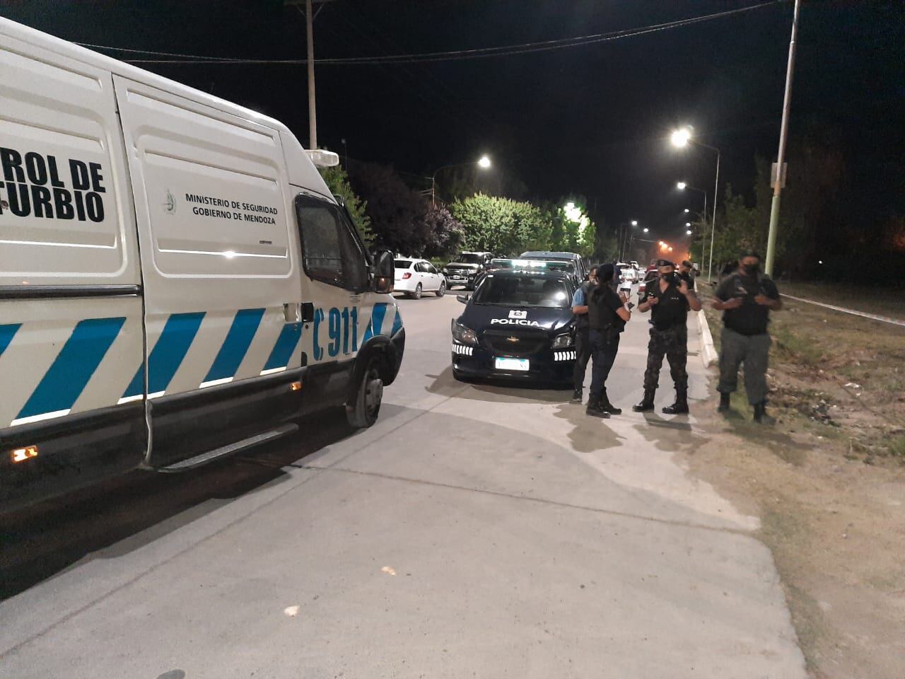 El procedimiento policial  en la noche de este jueves en el Este. 