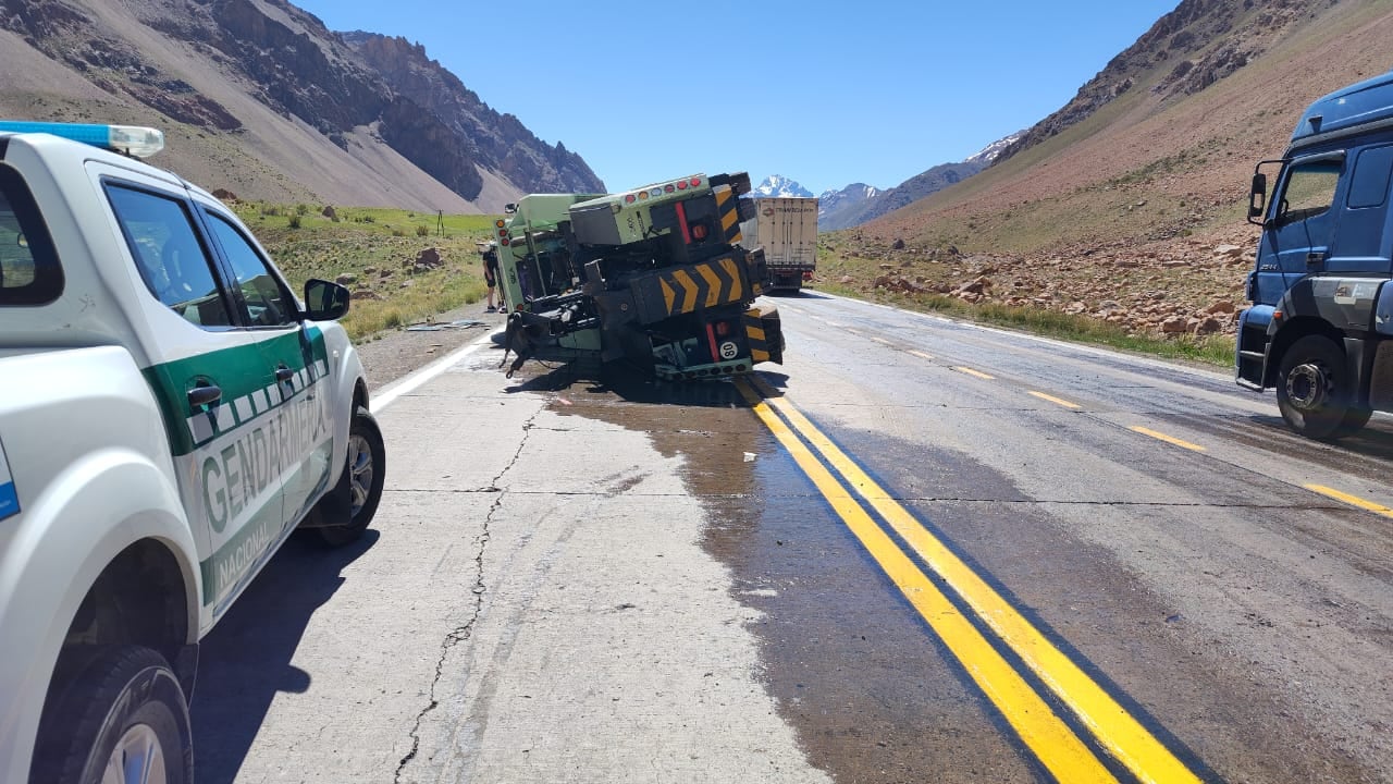 Volcó una grúa en la ruta 7 - Fuentes policiales