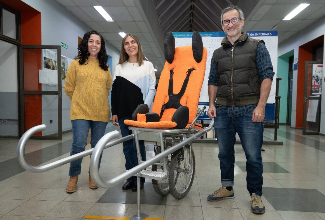 Verónica, Jimena y Mauricio desarrollaron la silla para senderismo y trekking. | Foto:  Ignacio Blanco / Los Andes