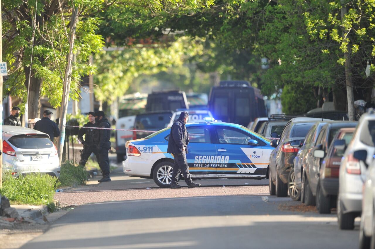 La situación se desató este lunes, cerca de las 23:30, cuando el secuestrador y su amigo (ambos fallecieron) compartían una cena en familia. Foto: Clarín  