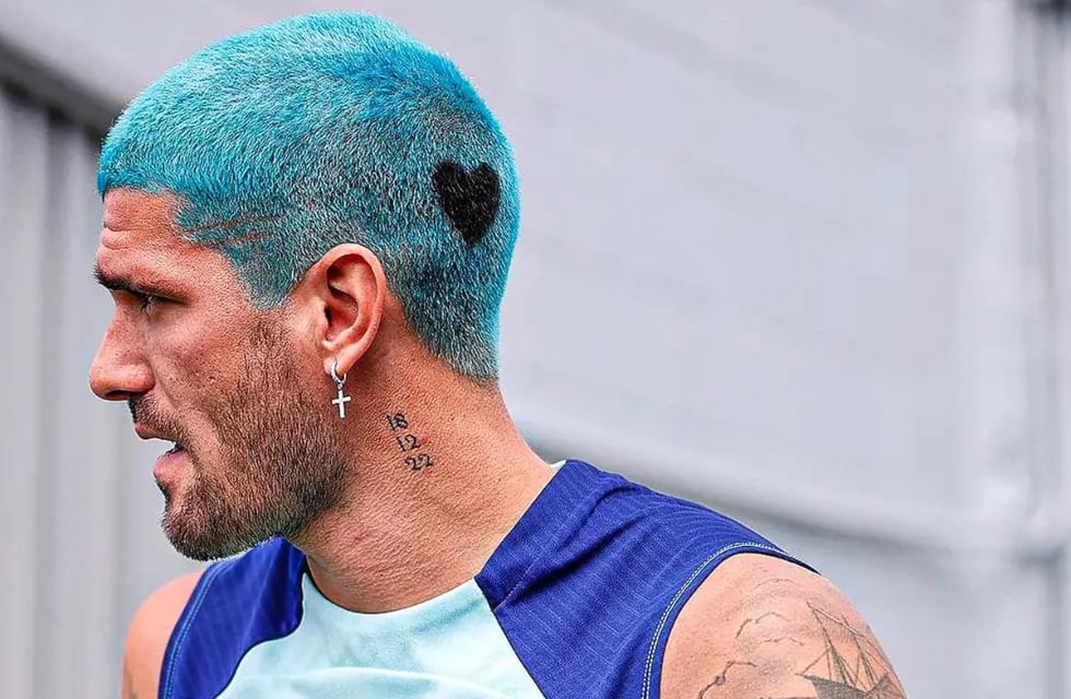 Rodrigo De Paul apareció en el entrenamiento con el cabello azul y un corazón negro.