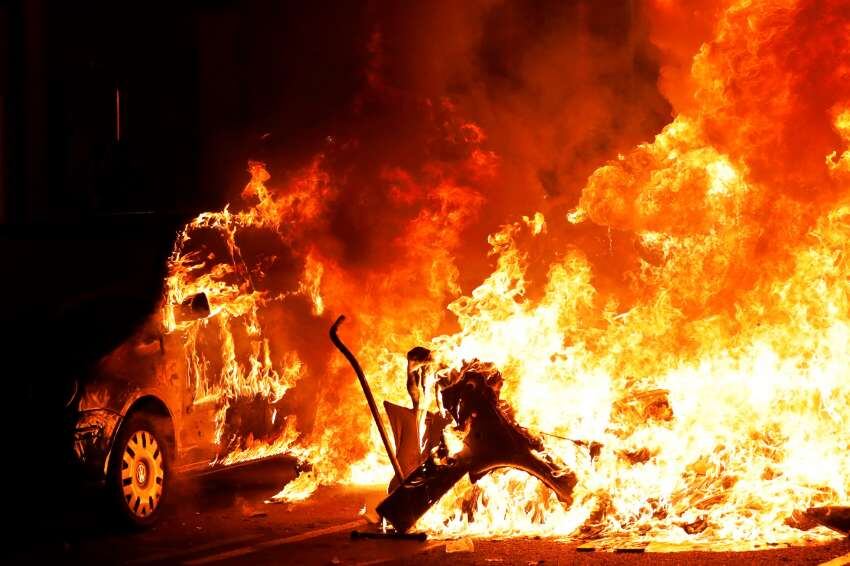 
En una nueva noche de violencia quemaron autos y contenedores en Barcelona | AP
   