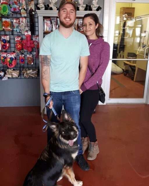 
    Amanda Richter (30)  y Brad Ames (23) adoptaron a Brodie. Foto: Fox News.
   