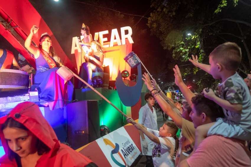 
Celeste Nedic, reina de Gral Alvear llenó de regalos al público mendocino. | Ignacio Blanco / Los Andes
   