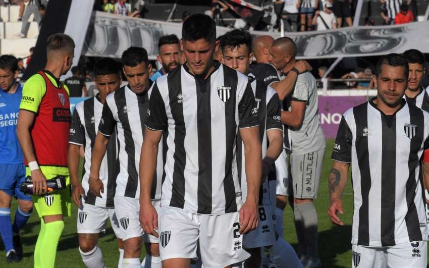 
Lamentos. Los jugadores mensanas se retiraron del campo de juego con gestos adustos; la caída fue tan inesperada como dolorosa.  | Orlando Pelichotti / Los Andes
   