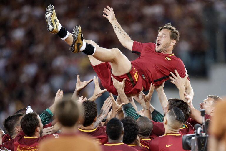 futbolista jugador anuncio anuncia retiro del futbol profesional ultimo partido\r\n\r\nRome (Italy), 28/05/2017\u002E- AS Roma's captain Francesco Totti celebrates with his teammates while he bids farewell at the end of his last soccer match for the Italian Serie A between AS Roma vs Genoa CFC at Olimpico stadium in Rome, Italy, 28 May 2017\u002E (Roma, Génova, Francia, Italia) EFE/EPA/RICCARDO ANTIMIANI italia Francesco Totti campeonato torneo liga italiano italiana futbol futbolistas partido roma genoa