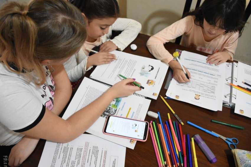 
Papás y chicos se adaptan a trabajar en casa como si estuvieran en el colegio. | Mariana Villa / Los Andes
   