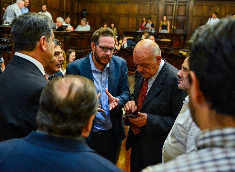 Lucas Ilardo (Frente de Todos) junto a Juan Carlos Jaliff (del oficialismo) analizando el Presupuesto 2020 para Mendoza, en un cuarto intermedio\u002E