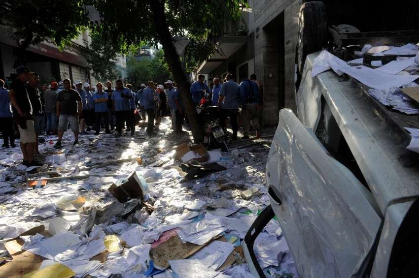 
    Graves destrozos y heridos por la toma del edificio sumado a la portesta por parte de los gremialistas. Gentileza / Clarín
   