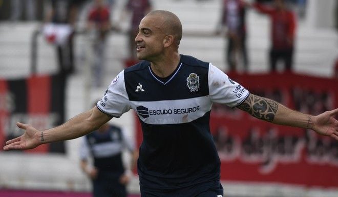 
    El uruguayo Santiago Silva estará mañana en Gimnasia.
   