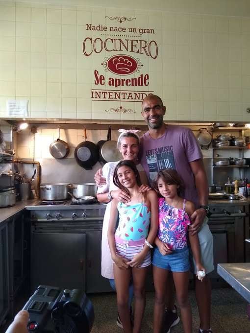 
    Juampi, en su nuevo lugar en el mundo: la cocina del restaurante Santa Rita, junto con su mujer e hijas.
   