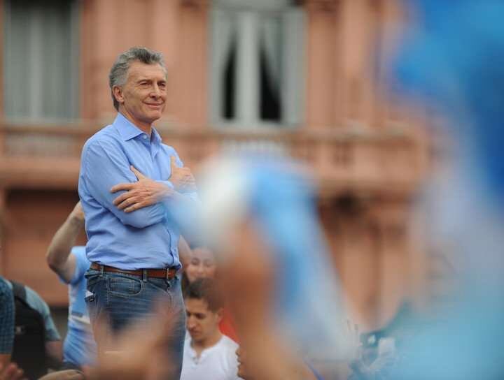 
    El presidente saliente se mostró emocionado ante la multitudinaria marcha que los despidió en Plaza de Mayo. - Gentileza / Clarín
   